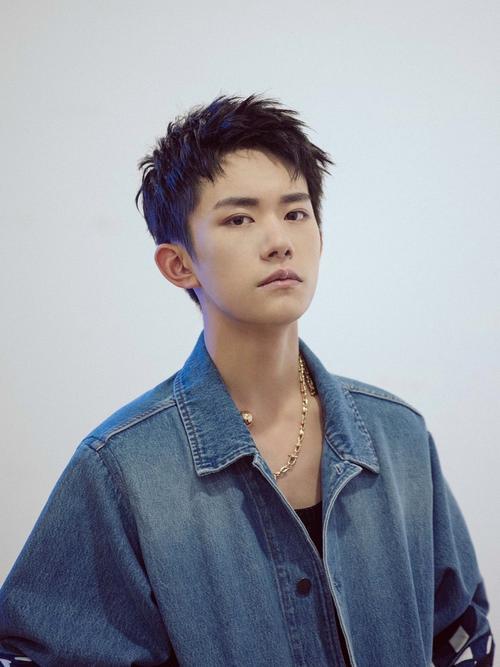 易烊千玺恋情爆料最新视频,甜蜜互动引网友热议  第3张 易烊千玺恋情爆料最新视频,甜蜜互动引网友热议  第3张